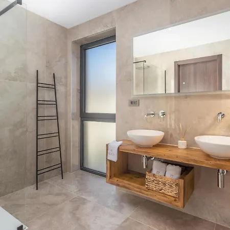 Сasa de vacaciones Lovely Home In Baska With Sauna