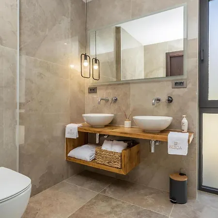 Сasa de vacaciones Lovely Home In Baska With Sauna