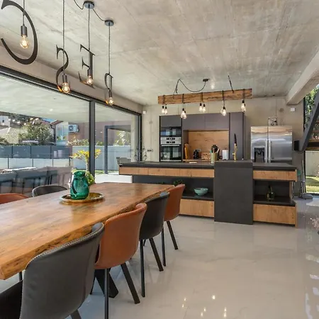 Сasa de vacaciones Lovely Home In Baska With Sauna *